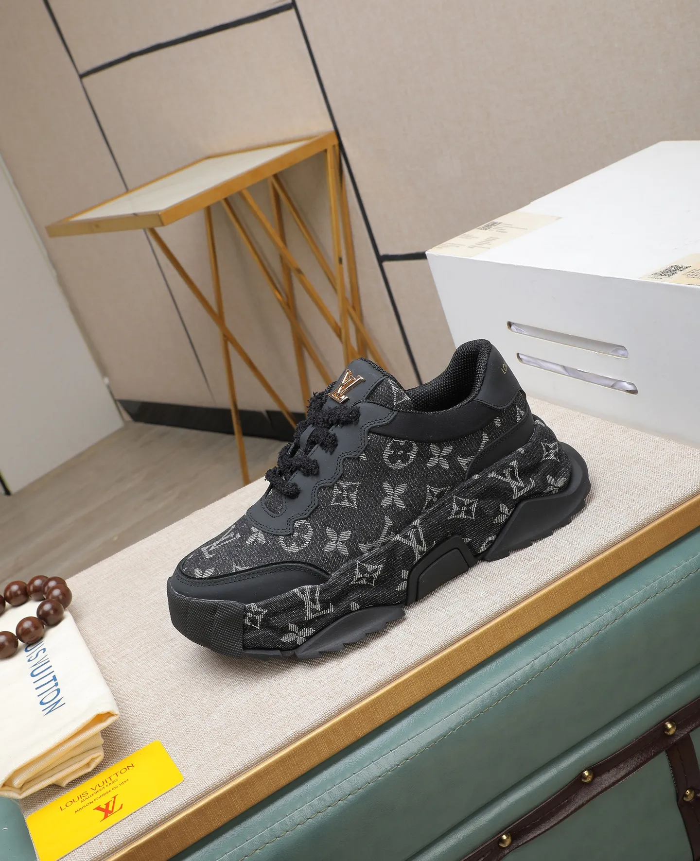 Men's shoes 💰600 LV are novel and fashionable, and the uppers are made of imported cowhide + LV special materials! Super trendy design! It’s eye-catching! The leather is soft, delicate, shiny and translucent, showing the ultimate in pure handcraftsmanship, and the mesh is soft, comfortable and breathable! Size: 39-44 (38 45 customized)
